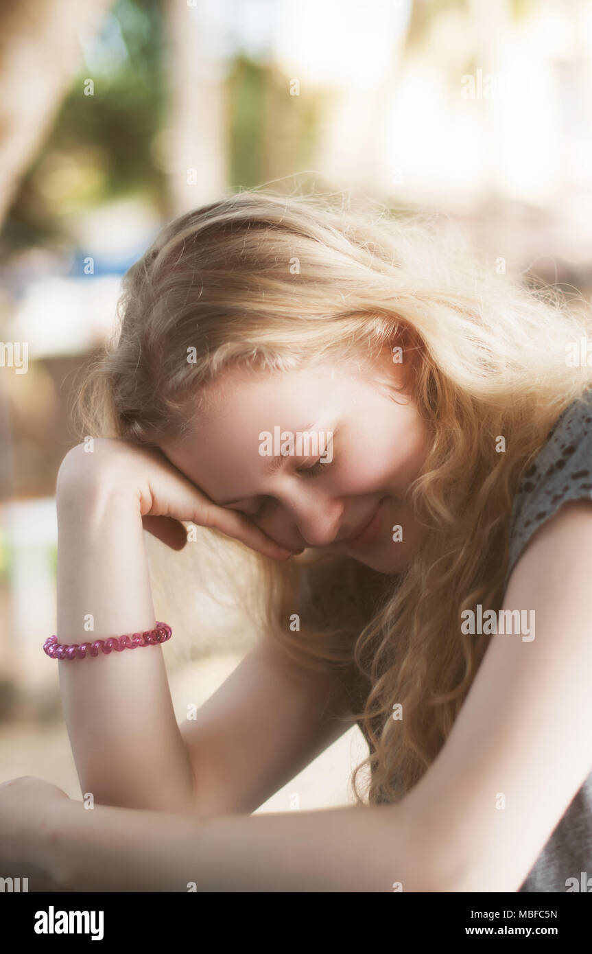 Eine natürliche warme Portrait von eine wunderschöne blonde junge Mädchen ohne Make-up, Sri Lanka. Stockfoto