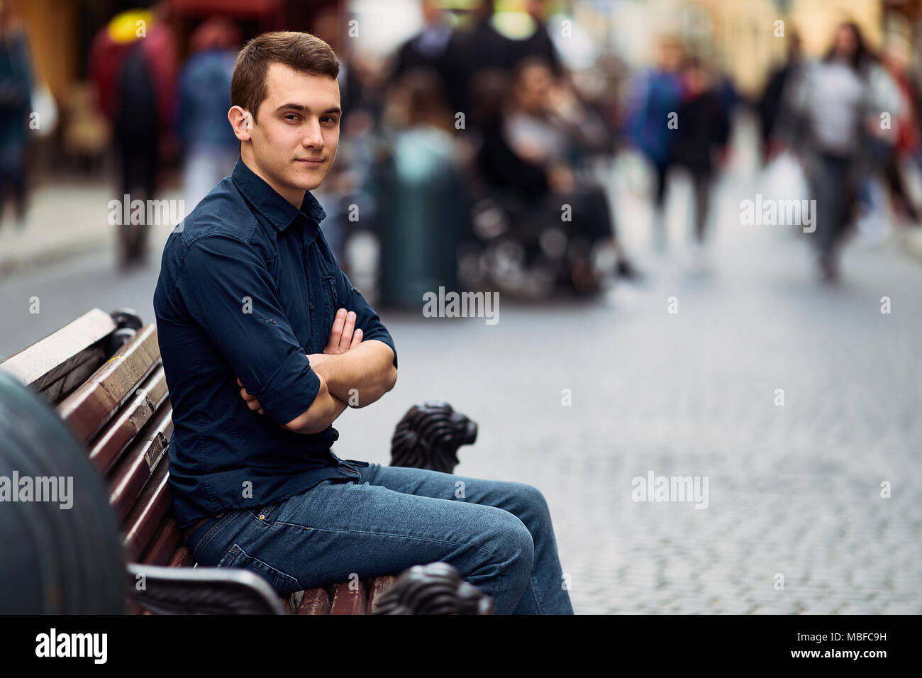Mann auf der Straße an der Kamera Stockfoto