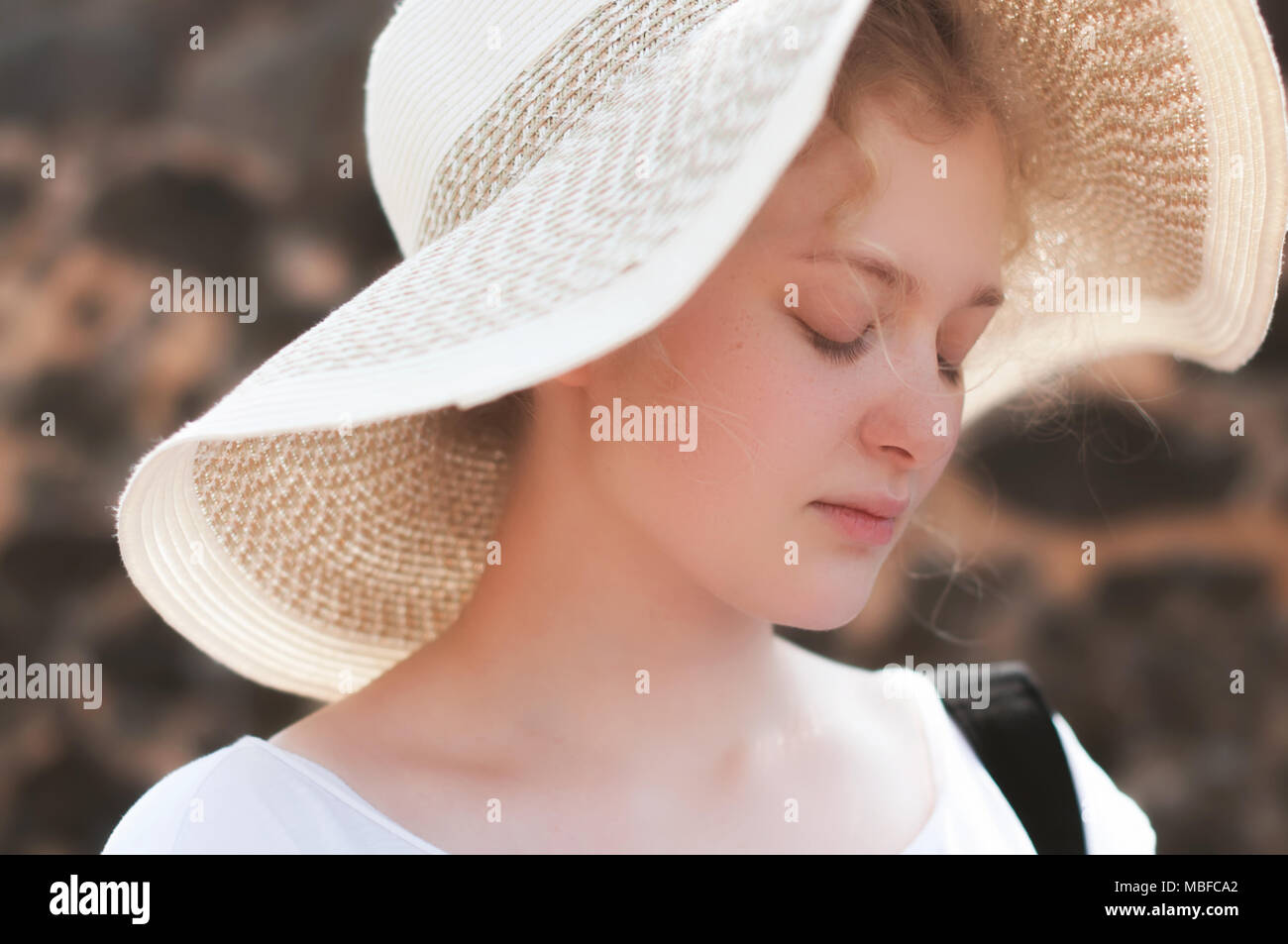 Eine natürliche warme Portrait von eine wunderschöne blonde junge Mädchen in einem Sommer Stroh Hut mit kein Make-up, Sri Lanka. Stockfoto