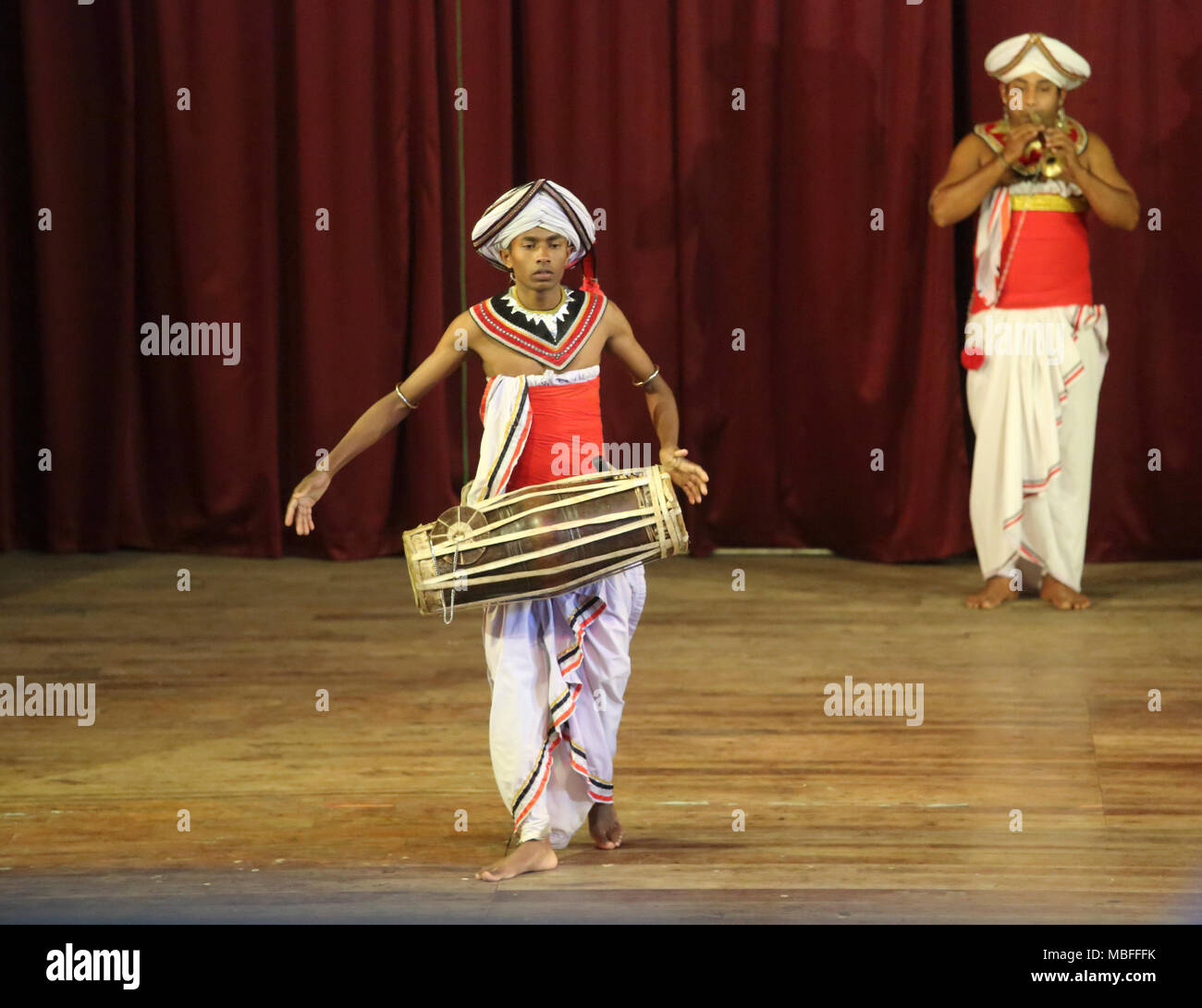 Sangaraja Mawatha Kandy Zentralprovinz Sri Lanka Kandy Kulturzentrum Kandyan Musiker spielen auf der Trommel und Horanawa Beraya Geta Stockfoto