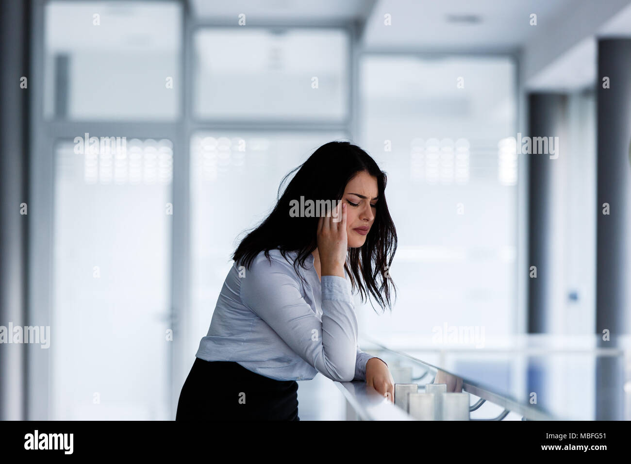 Deprimiert und traurig Mädchen Probleme auf ihrem Job Stockfoto