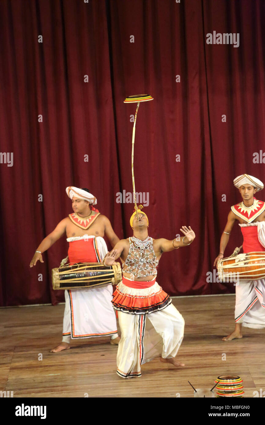 Sangaraja Mawatha Kandy Zentralprovinz Sri Lanka Kandy Kulturzentrum Kandyan Tänzer Traditioneller Volkstanz mit der raban Tänzer Drehen der Stockfoto
