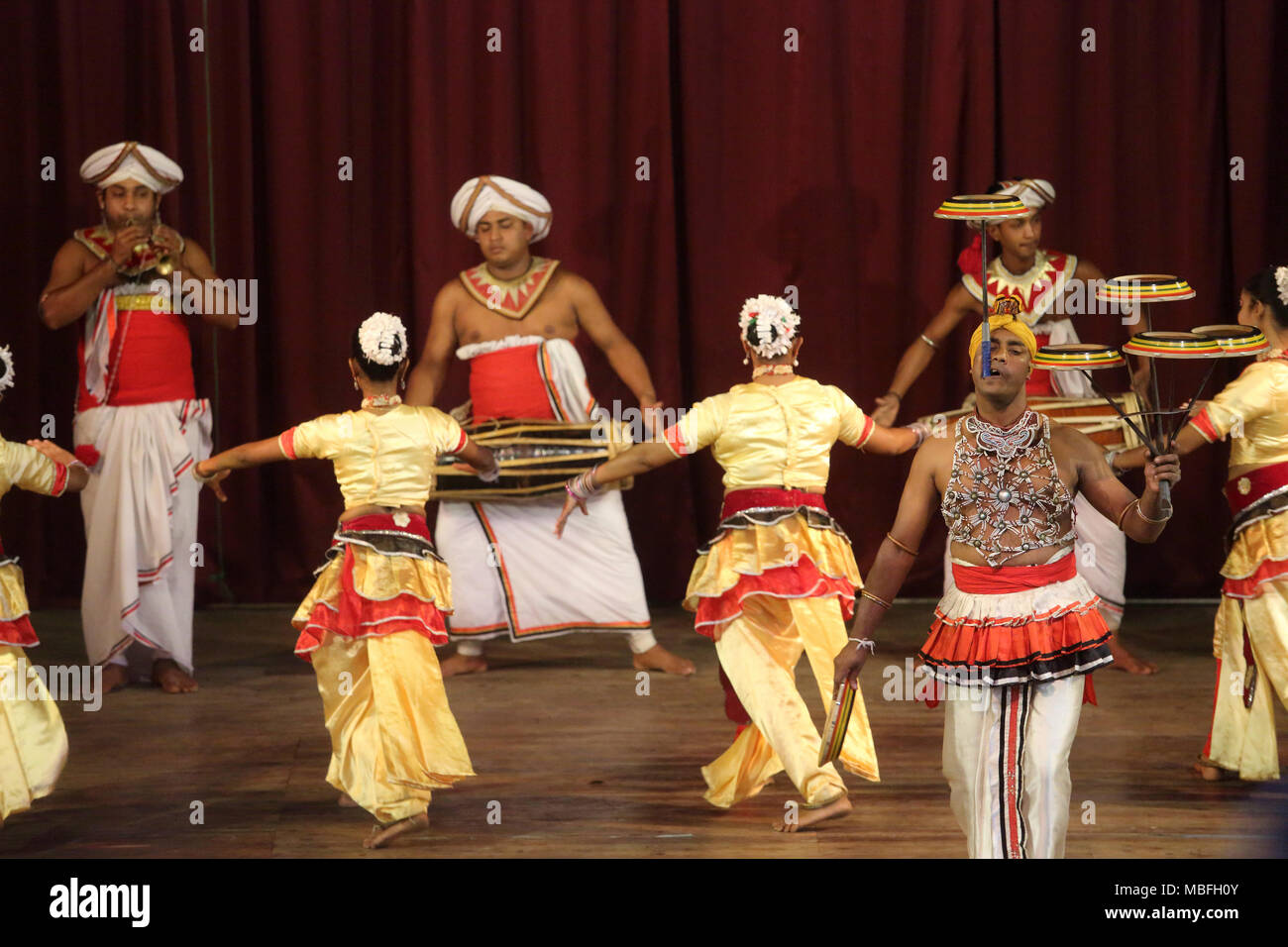 Sangaraja Mawatha Kandy Zentralprovinz Sri Lanka Kandy Kulturzentrum Kandyan Tänzer Traditioneller Volkstanz mit der raban Tänzer Drehen der Stockfoto