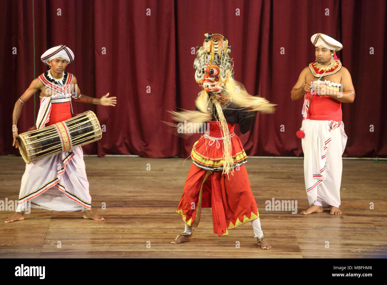 Sangaraja Mawatha Kandy Zentralprovinz Sri Lanka Kandy Kulturzentrum Kandyan Tänzer Performing Naga Gurulu Maskentanz Stockfoto