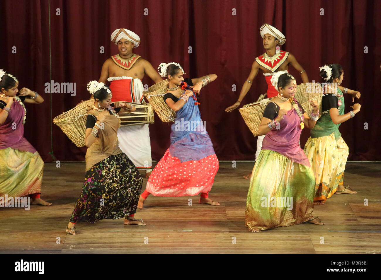 Sangaraja Mawatha Kandy Zentralprovinz Sri Lanka Kandy Kulturzentrum Kandyan Tänzerinnen Kulu Natuma (Ernte Tanz) Stockfoto