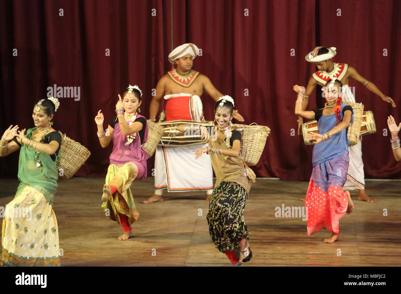 Sangaraja Mawatha Kandy Zentralprovinz Sri Lanka Kandy Kulturzentrum Kandyan Tänzerinnen Kulu Natuma (Ernte Tanz) Stockfoto