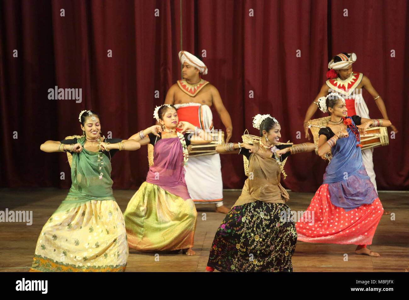 Sangaraja Mawatha Kandy Zentralprovinz Sri Lanka Kandy Kulturzentrum Kandyan Tänzerinnen Kulu Natuma (Ernte Tanz) Stockfoto