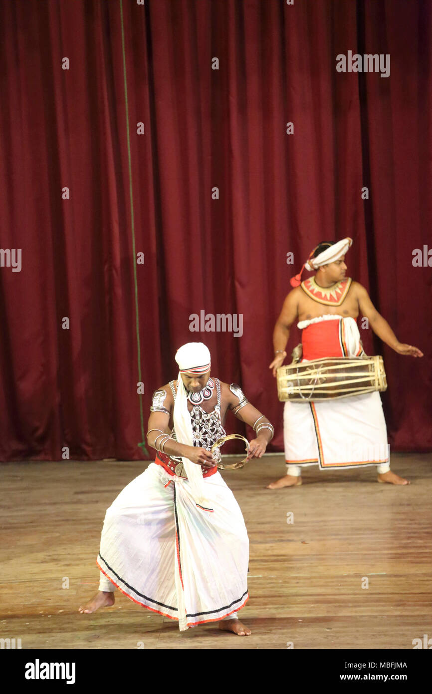 Sangaraja Mawatha Kandy Zentralprovinz Sri Lanka Kandy Kulturzentrum Kandyan Tänzerin Durchführung der Panatheru Natuma Stockfoto