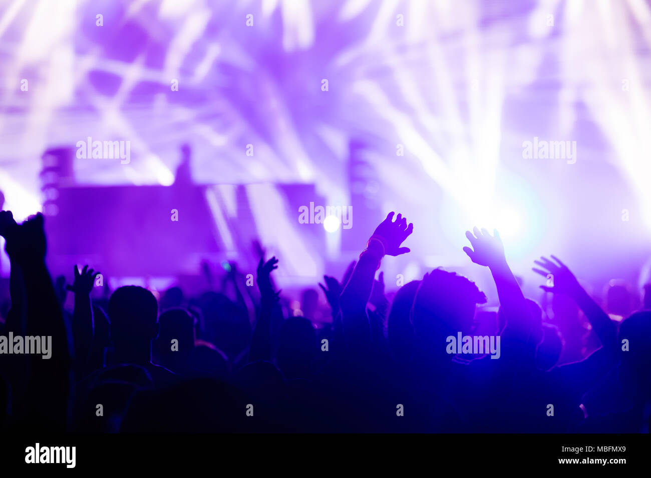 Bild der tanzenden Masse an Musik Festival Stockfoto