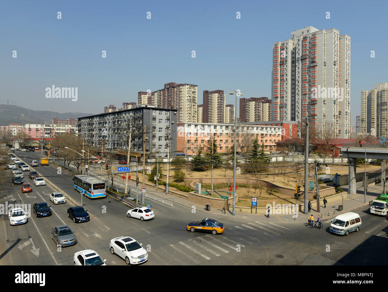 Einer Kreuzung in Jinding Wohngebiet im Westen von Peking, China, an einem Samstag Morgen im frühen Frühjahr Stockfoto