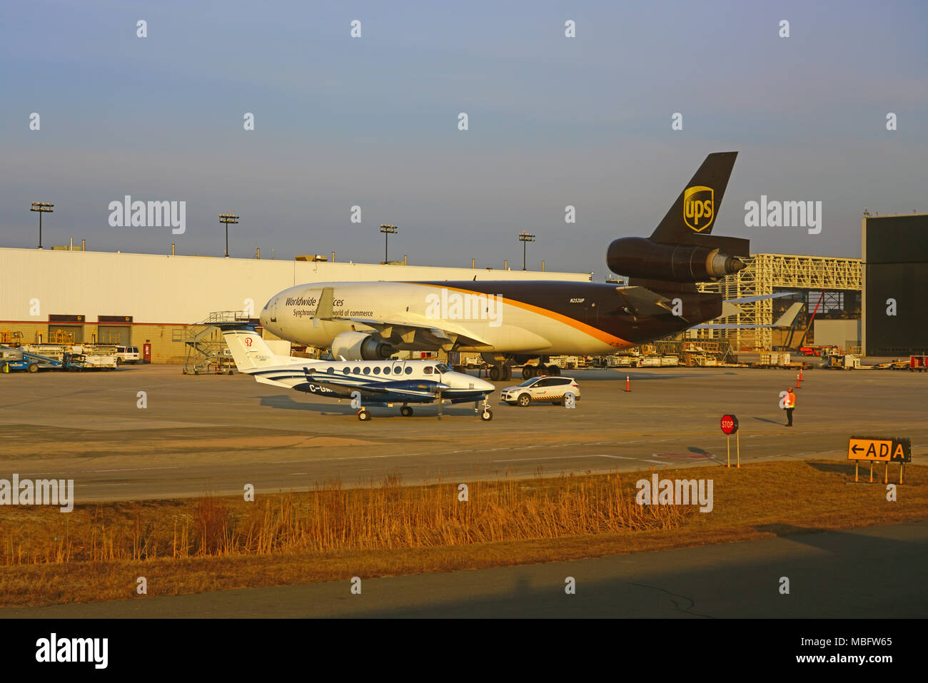 Blick auf eine MD 11 Flugzeug aus Fracht transporter UPS am Toronto Pearson International Airport (YYZ) Stockfoto