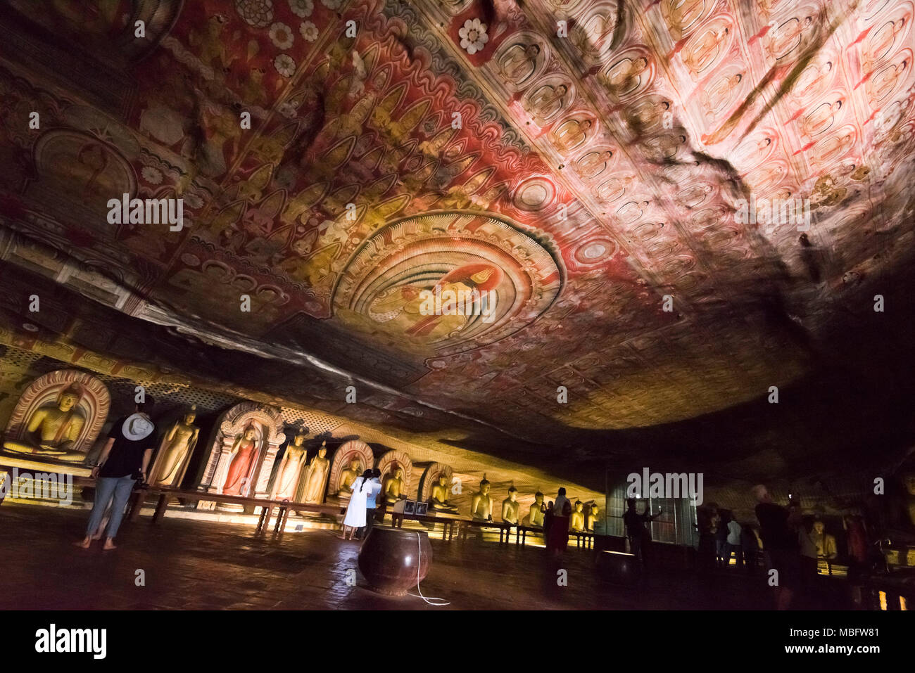 Horizontale Ansicht der Touristen zu Fuß rund um die Grotte der Großen Könige im Höhlentempel in Dambulla Sri Lanka. Stockfoto