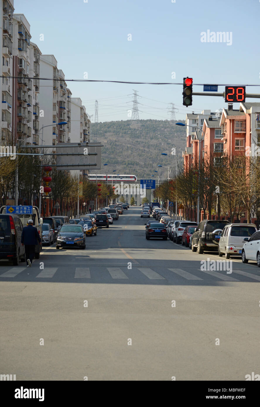 Eine Magnetschwebebahn fährt auf der Linie S 1, am Ende einer Wohnstraße in Shichang Vorort gesehen, Western Beijing, China Stockfoto