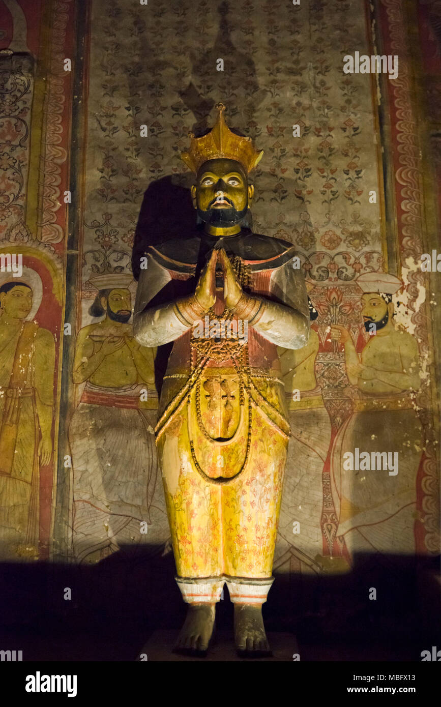 Vertikale Ansicht von König Kirti Sri Singha Raja im Höhlentempel in Dambulla Sri Lanka. Stockfoto