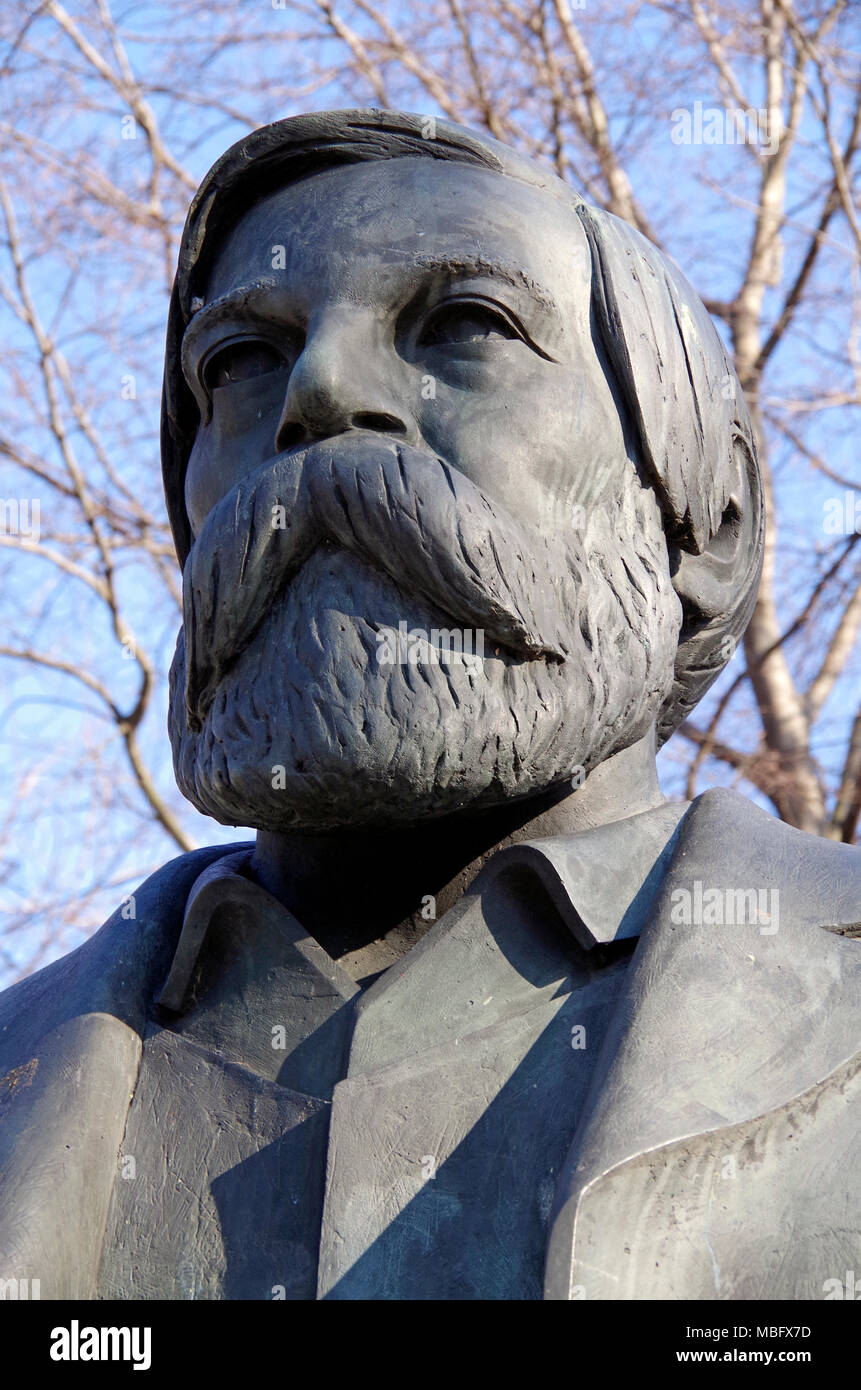 Detail der Leiter der Friedrich Engels, gemeinsamen Thema, mit Karl Marx das Kommunistische Manifest, von der Statue der zwei Männer in Marx Engels Forum, Berlin. Stockfoto