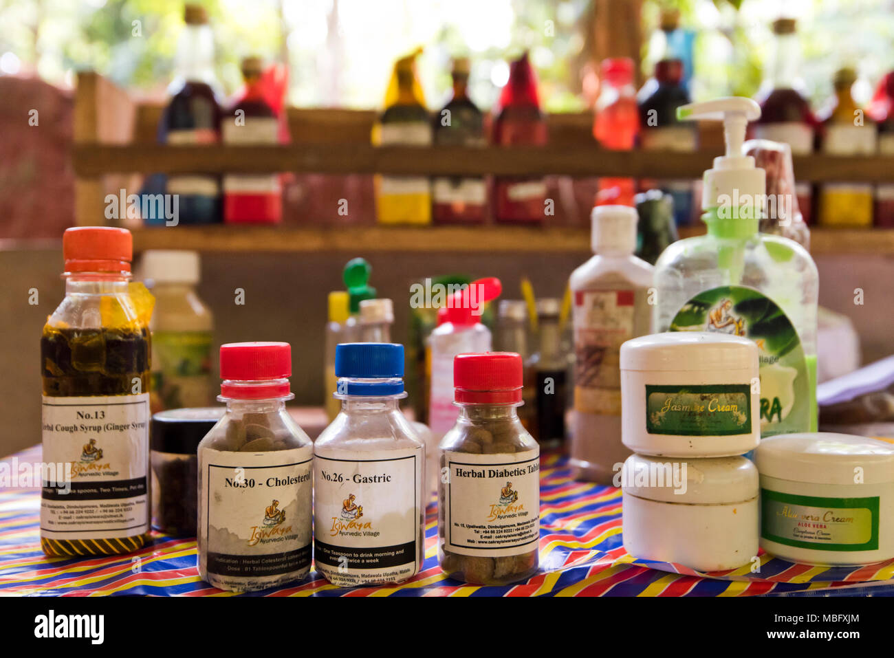 Horizontale Nahaufnahme von Flaschen und Gläsern der Tränke und Pillen in einem Ayurveda-zentrum in Sri Lanka. Stockfoto