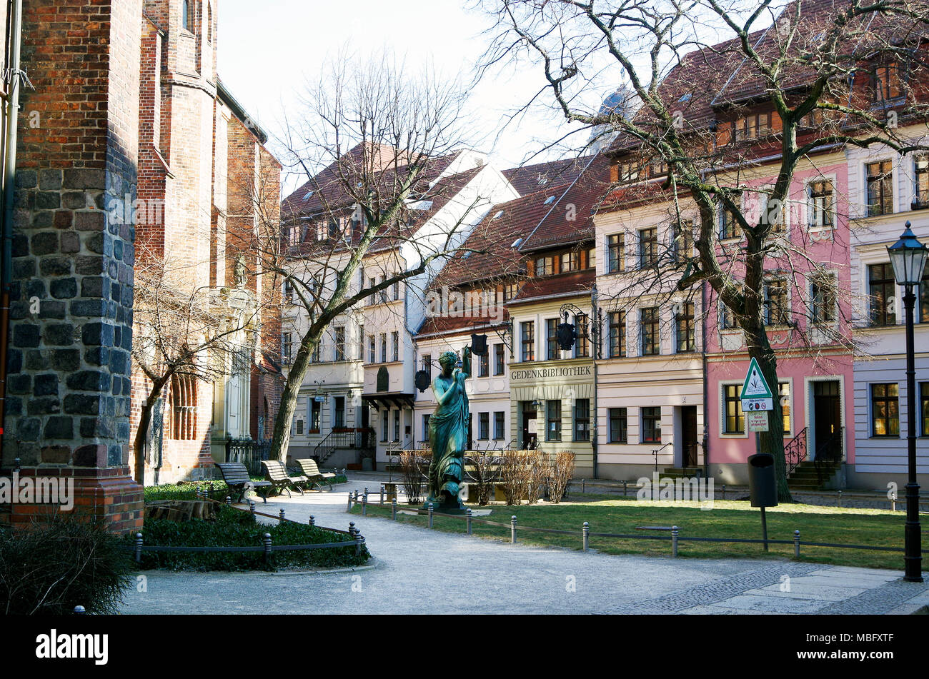 Clio (Klio, die Muse der Geschichte, Skulptur von Albert Wolff, jetzt im Garten der Nikolaikirche, Berlin, St. Nicholas Kirche. Stockfoto