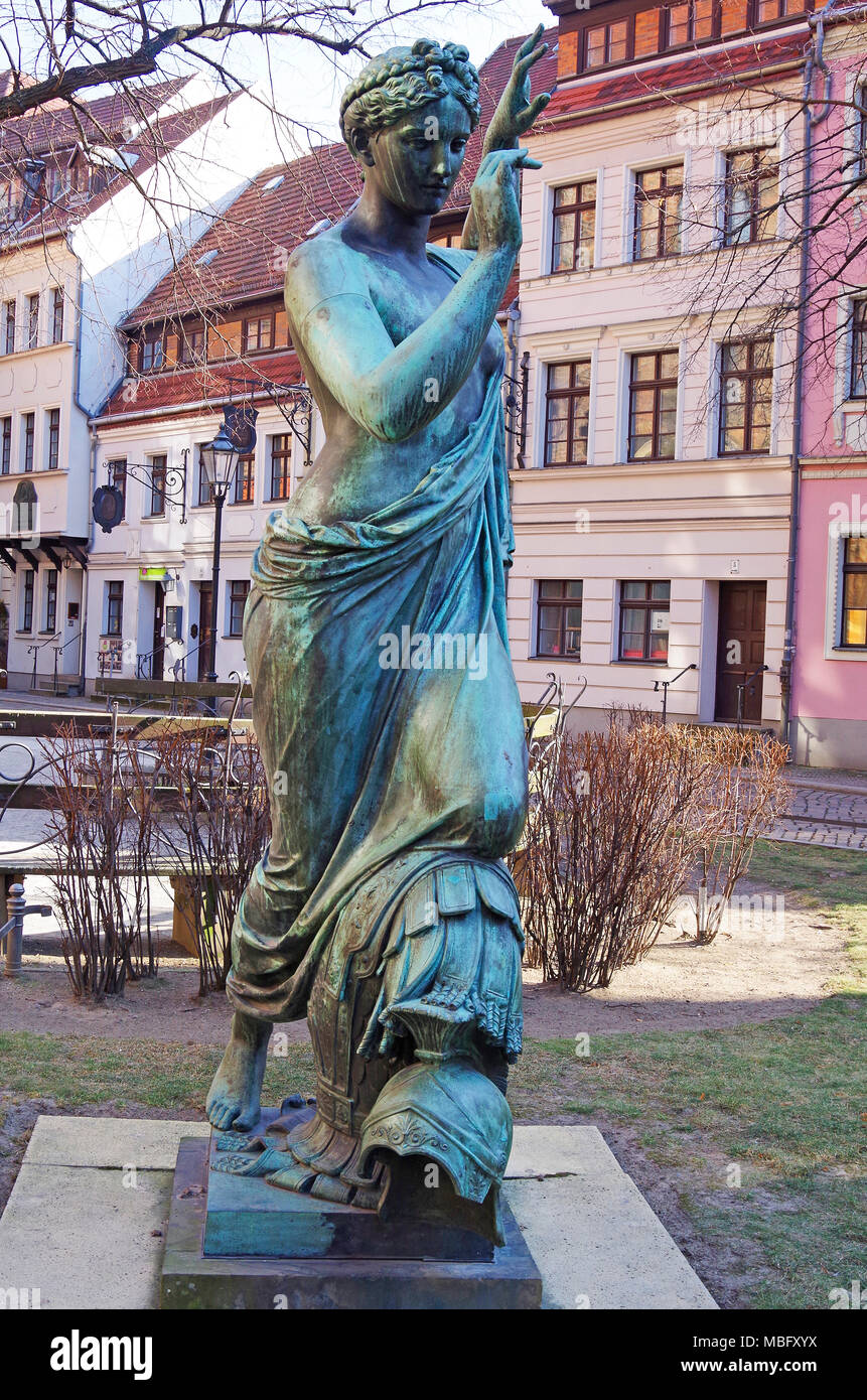 Clio (Klio, die Muse der Geschichte, Skulptur von Albert Wolff, jetzt im Garten der Nikolaikirche, Berlin, St. Nicholas Kirche. Stockfoto