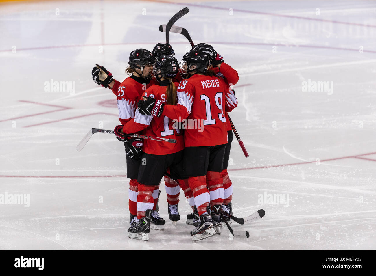 Team Swiss feiert ein Ziel, während Korea (vereint) vs der Schweizer Frauen Eishockey Wettbewerb bei den Olympischen Winterspielen PyeongChang 2018 Stockfoto