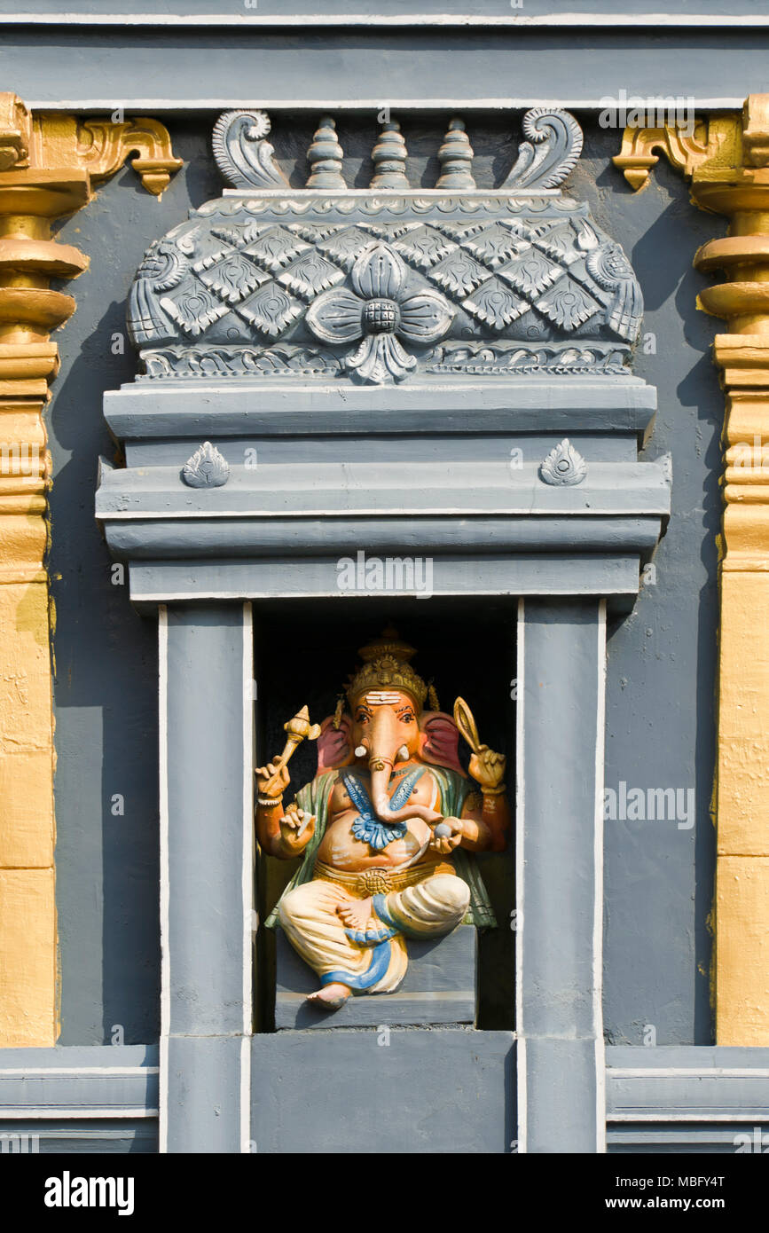 Vertikale Ansicht von Lord Ganesha auf Sri Muthumariamman Tempel in Matale, Sri Lanka. Stockfoto