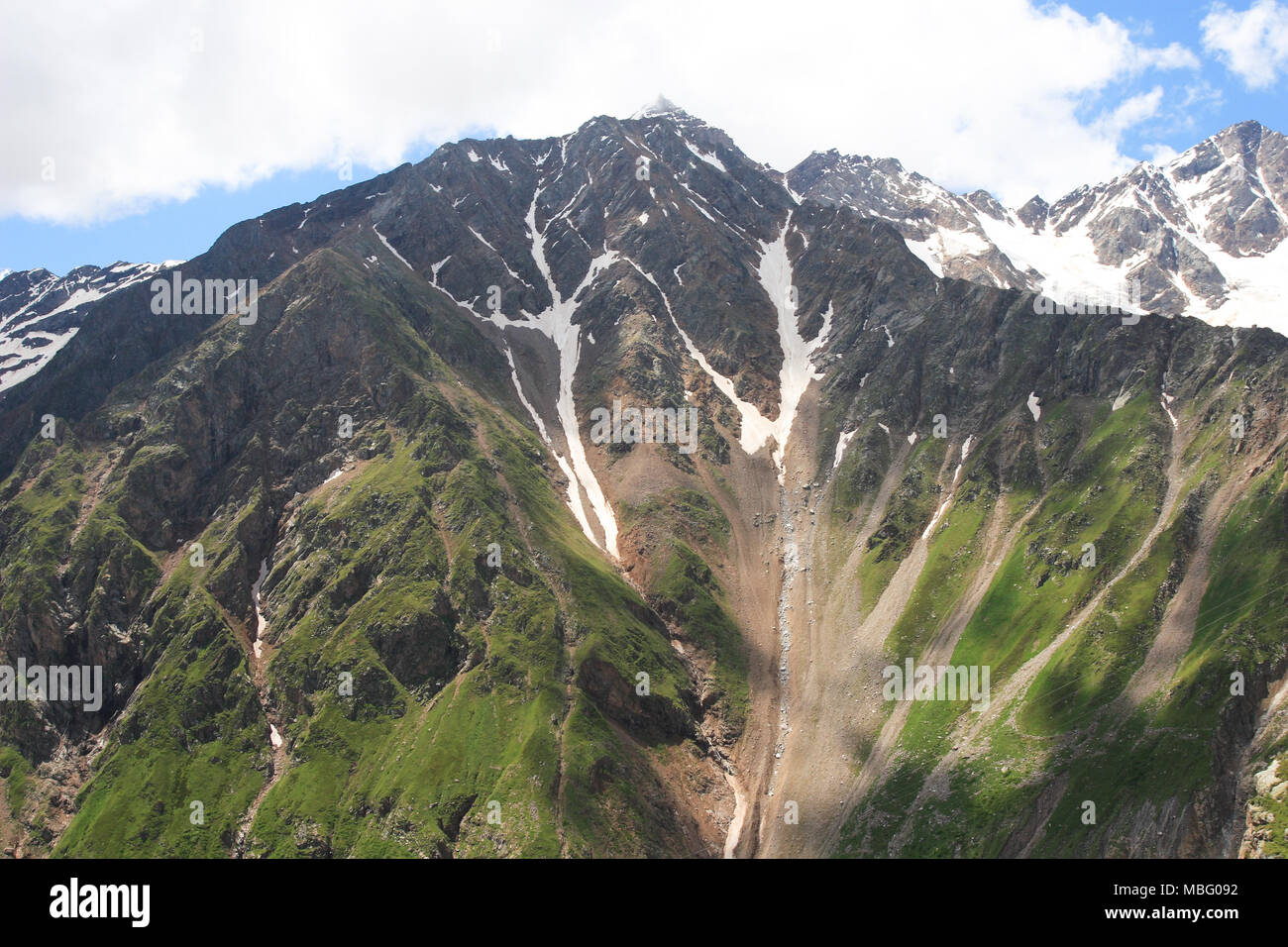 Berge und grüne Wiesen rund um Mt Elbrus (5642 m), der höchste Berg in Europa. Kabardino-balkarien, Russland, Nordkaukasus Stockfoto