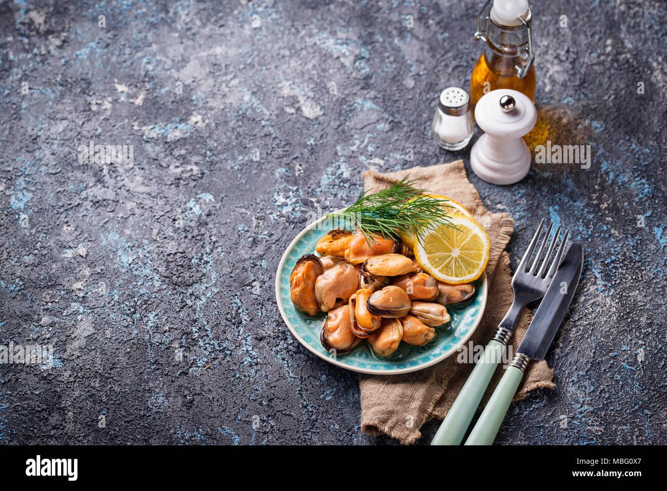 Marinierte Miesmuscheln mit Zitrone und Gewürze Stockfoto