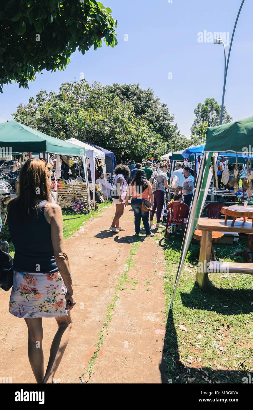 Campo Grande, Brasilien - April 08, 2018: Die Menschen vor Ort auf Open air Messe namens Bolivien Square (Praca Bolivien), die jeden ersten Sonntag im Monat passiert Stockfoto