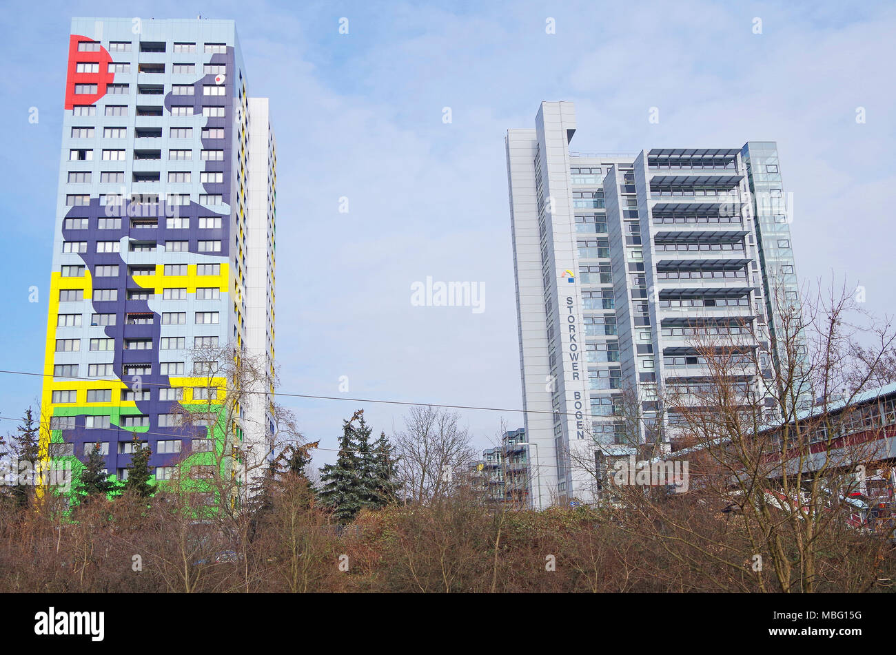 21-stöckiges Vorgefertigte konkrete Tower Block durch die DDR-Regierung gebaut, da neues Leben durch bunte abstrakter Entwurf von Gustavo Penalver Vico Stockfoto