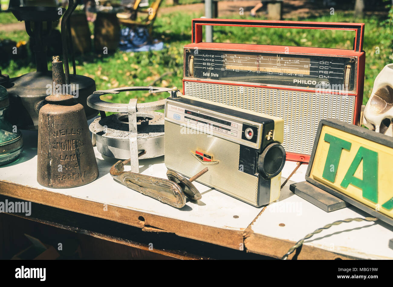 Campo Grande, Brasilien - April 08, 2018: Verkauf von Antiquitäten und Sammlerstücke wie alt bin FM Radio, vintage Lampe und andere itens auf Open air Messe calle Stockfoto
