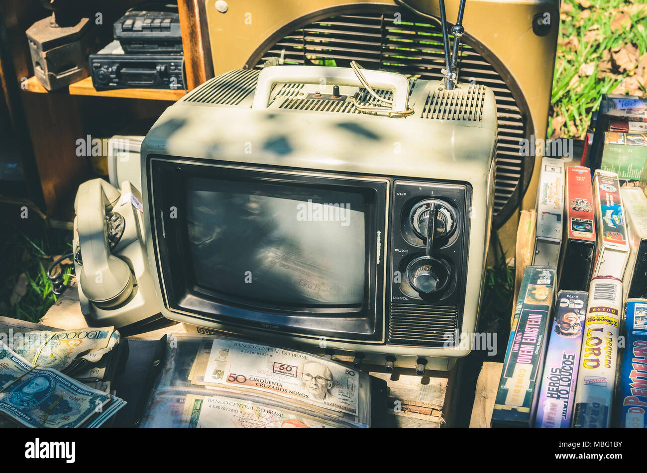 Campo Grande, Brasilien - April 08, 2018: Verkauf von Antiquitäten und Sammlerstücke wie alte Röhrenfernseher, vintage Telefon, Kassetten und andere Gegenstände bei op Stockfoto