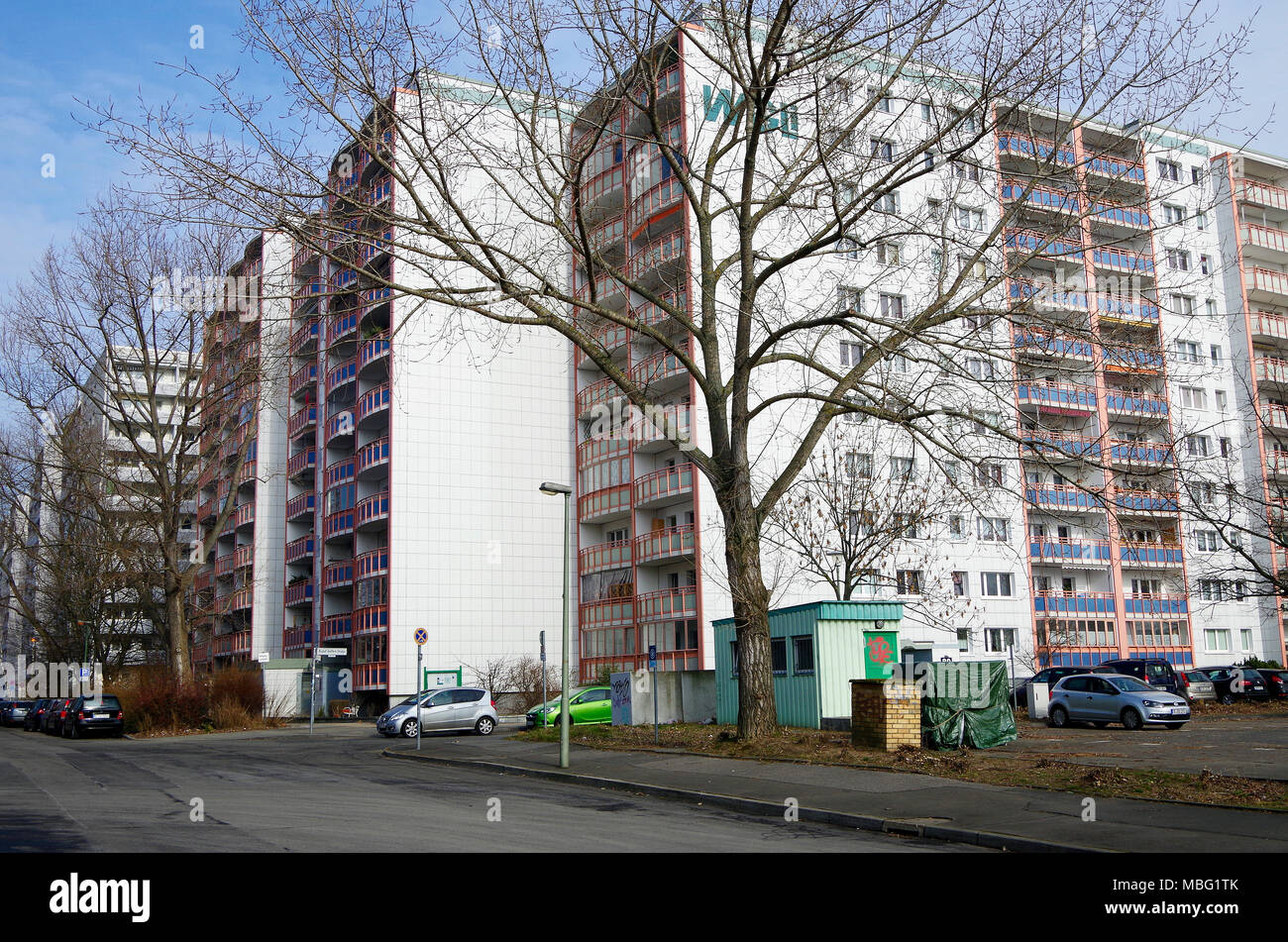11 oder 12-stöckigen Apartmenthäusern, eine Ecke von Fennpfuhl, einem 20.000 Wohnung Entwicklung in der Berliner Vorstadt, erbaut 1970-86 Stockfoto