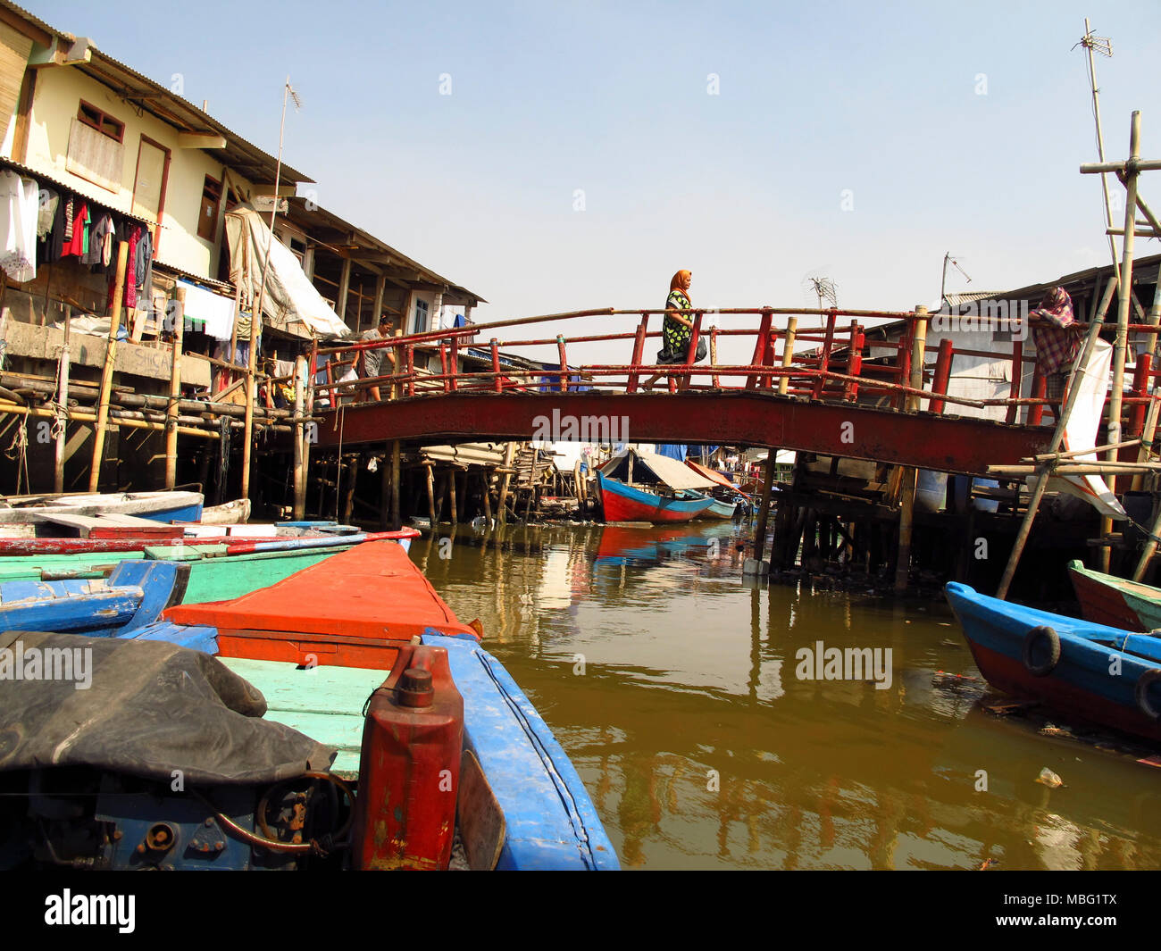 Die Slums von Jakarta am Fluss Stockfoto