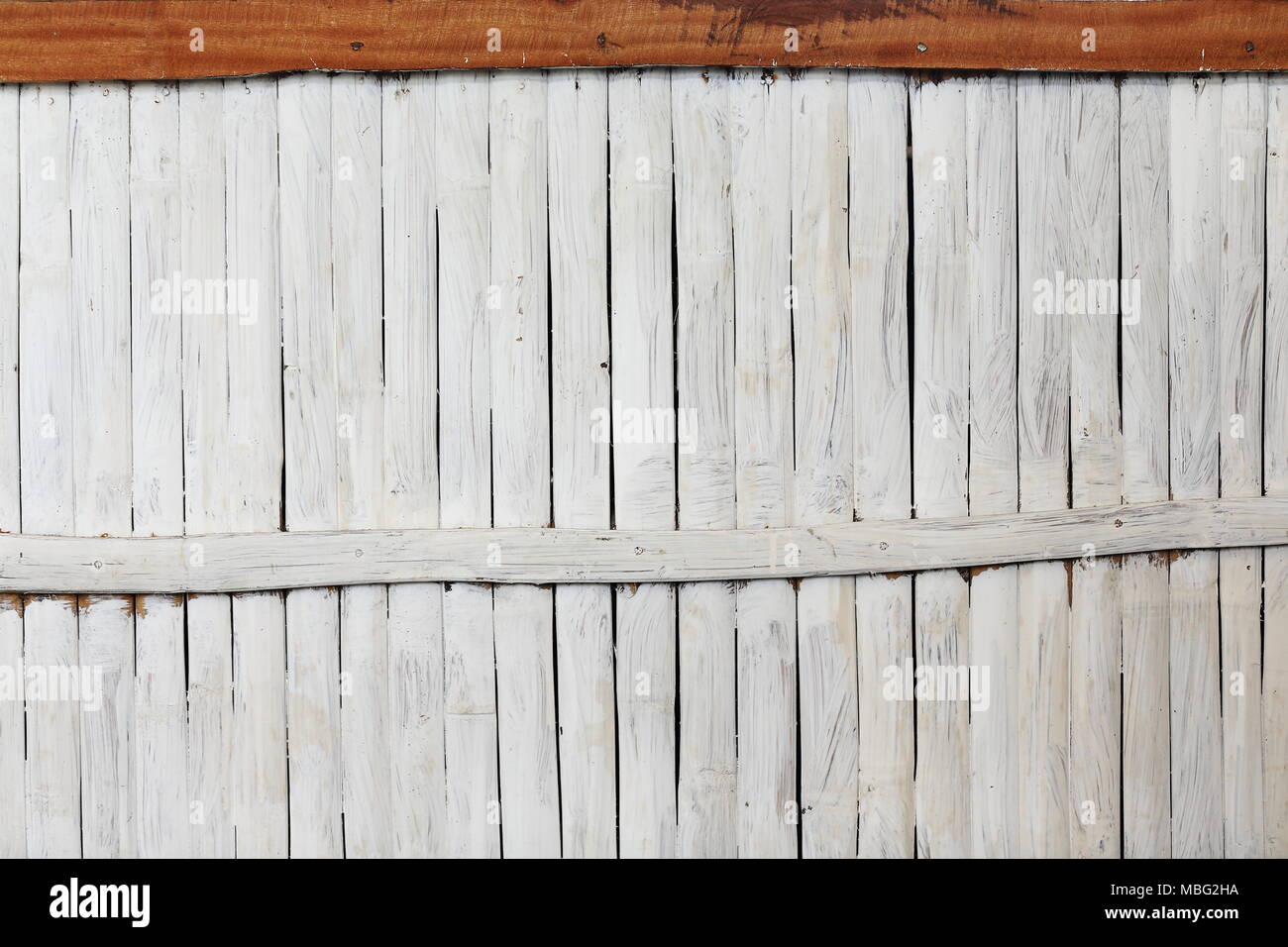 Wand des vertikalen Bambus-leisten langen horizontalen Balken wei lackiert  und unlackiert die obere Schiene an das Gebude genagelt - in der Stadt  ffentliche Marktstand. Sipalay Stockfotografie - Alamy