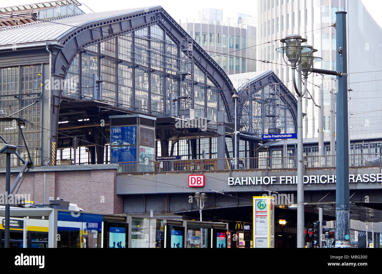Berlin, östlichen Ende von Bahnhof Friedrichstrasse, das war eine Kreuzung, wenn die Stadt geteilt wurde, von Friedrich Straße selbst gesehen, Stockfoto