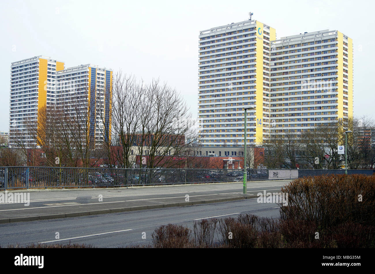Drei 22- und 25-Geschichte DDR Apartment für 2 Blöcke durch dewego staatlichen Wohnungsunternehmen an Helene Weigel Platz, Springpfuhl, Berlin Stockfoto