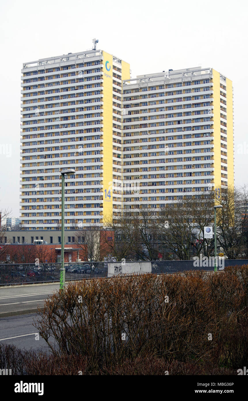Drei 22- und 25-Geschichte DDR Apartment für 2 Blöcke durch dewego staatlichen Wohnungsunternehmen an Helene Weigel Platz, Springpfuhl, Berlin Stockfoto