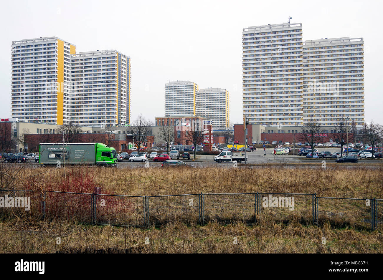 Drei 22- und 25-Geschichte DDR Apartment für 2 Blöcke durch dewego staatlichen Wohnungsunternehmen an Helene Weigel Platz, Springpfuhl, Berlin Stockfoto