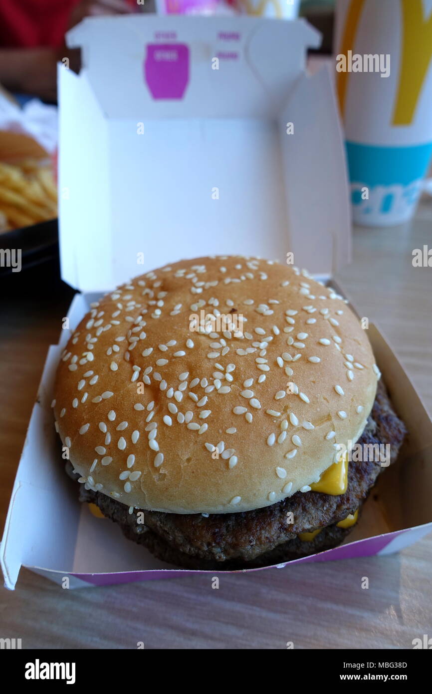 In der Nähe der australischen McDonald's Double Quarter Pounder Burger Stockfoto