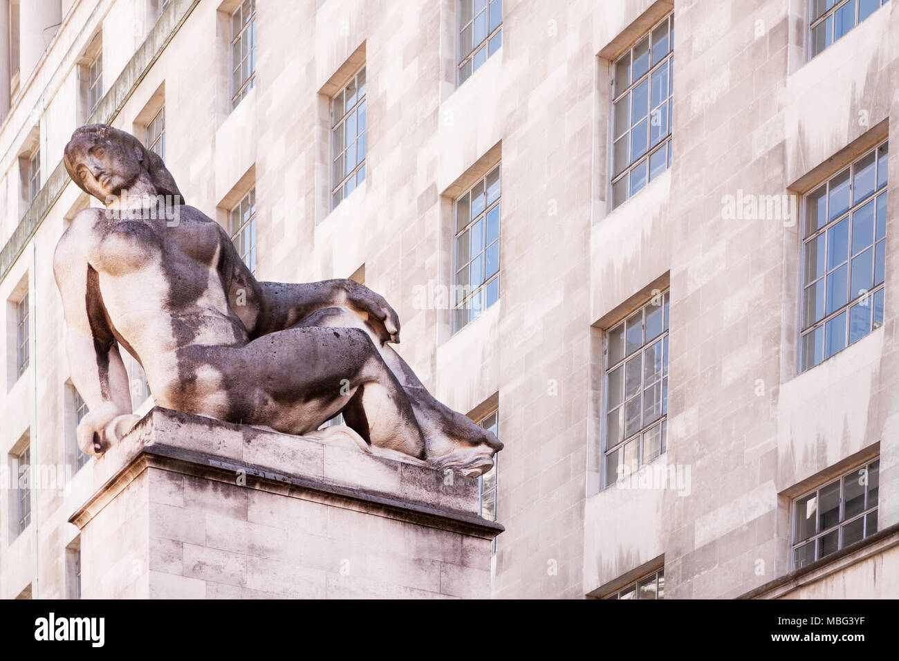 Die Nordfassade des Bundesministeriums der Verteidigung, London, und 'Wasser' von Sir Charles Wheeler, einer von zwei passenden Skulpturen flankieren den Eingang Stockfoto