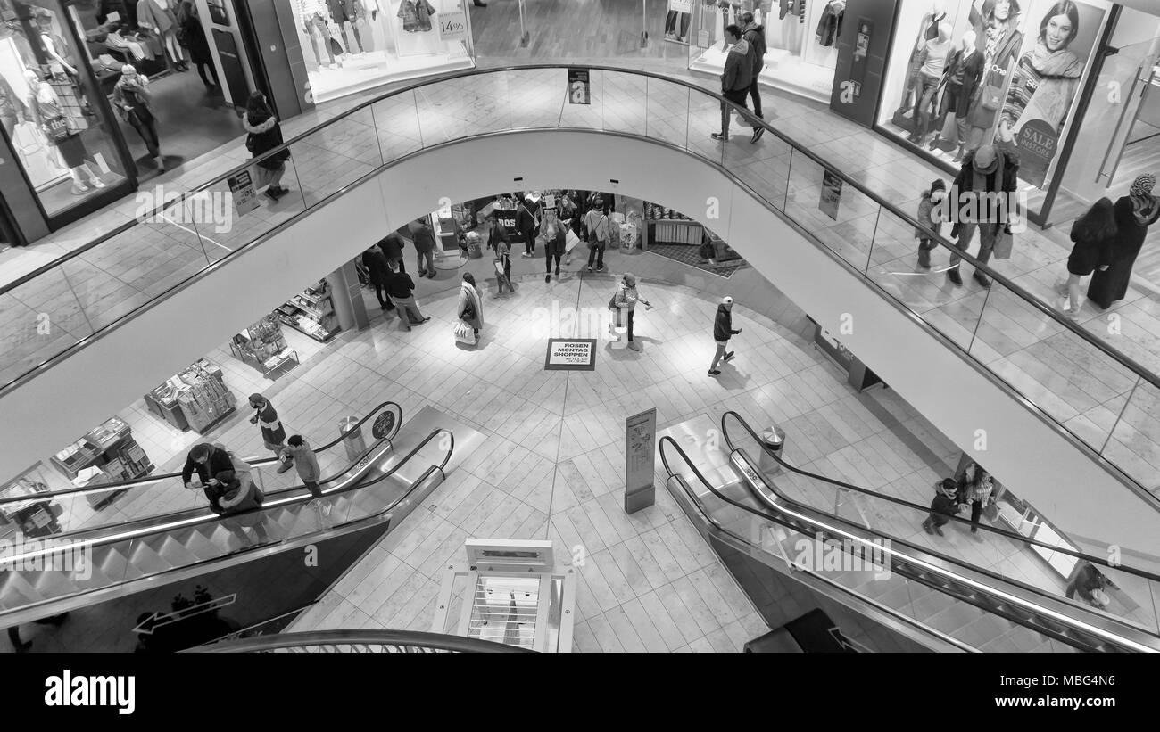 Dortmund, Deutschland - 18 Februar 2018: die Menschen in einem Einkaufszentrum Stockfoto