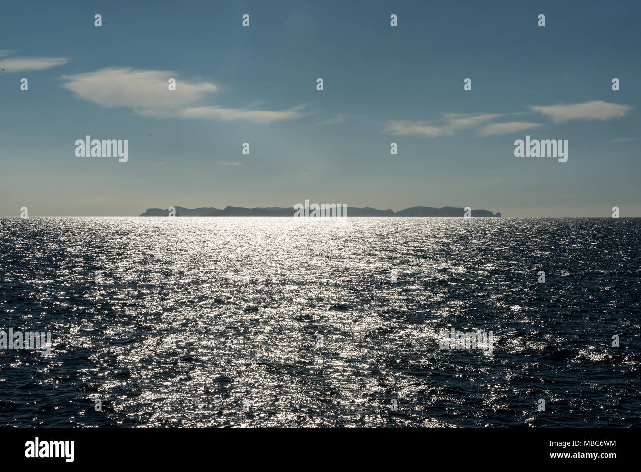 Reflexion der Sonne und die Insel Cabrera am Horizont im Mittelmeer in der Nähe von Colonia de Sant Jordi auf Mallorca, Spanien. Stockfoto