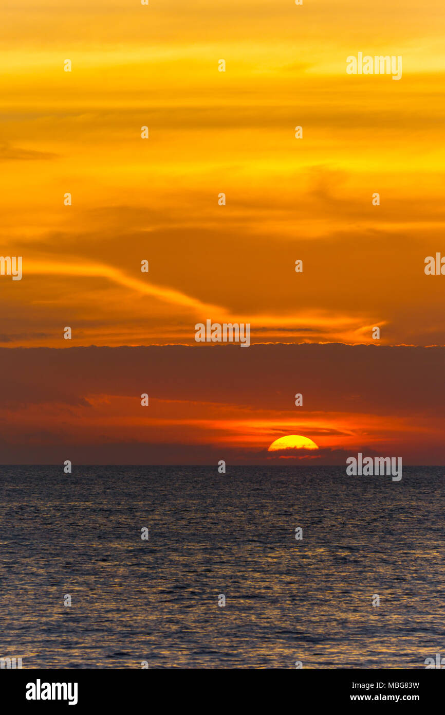 USA, Florida, Brennen rot dramatischer Sonnenuntergang Himmel hinter endlosen Ozean Horizont in Key West Stockfoto