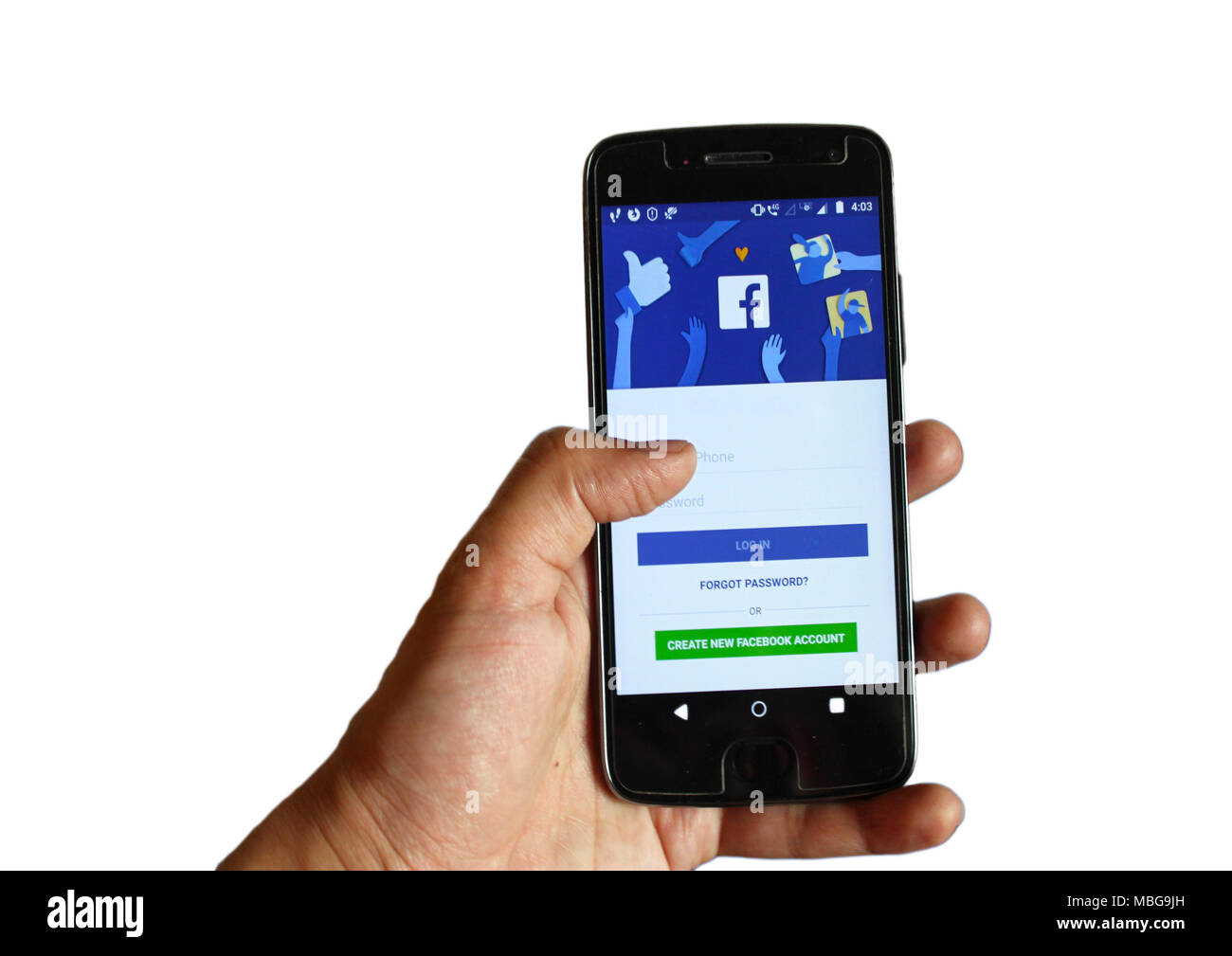 Hand, Telefon mit mobile Anwendung für Facebook auf einem weißen Hintergrund. Stockfoto