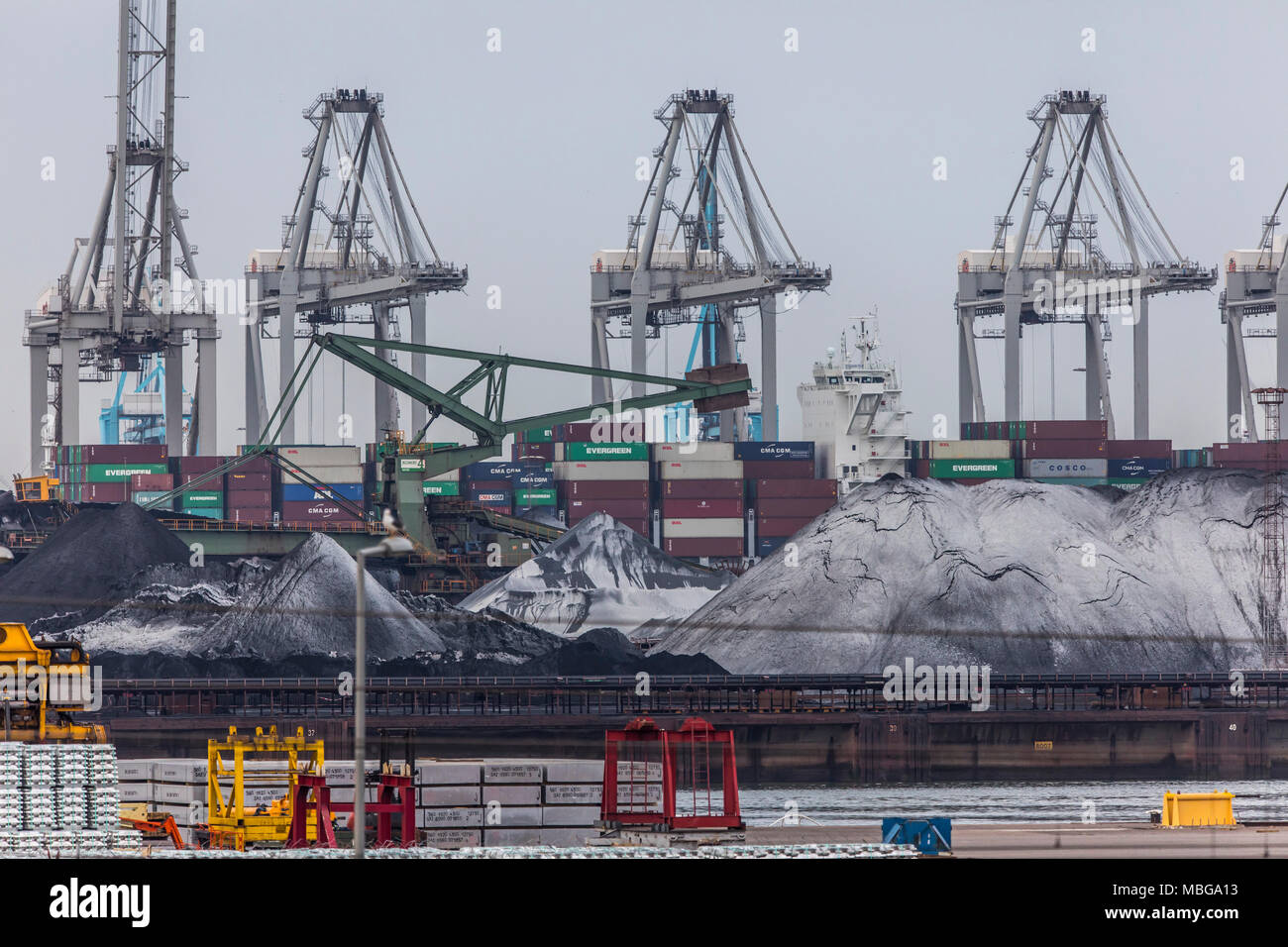 Der Hafen von Rotterdam, Niederlande, Deep-sea port Maasvlakte 2, auf einer künstlich geschaffenen Land Bereich vor der ursprünglichen Küste, Hafen, für Stockfoto