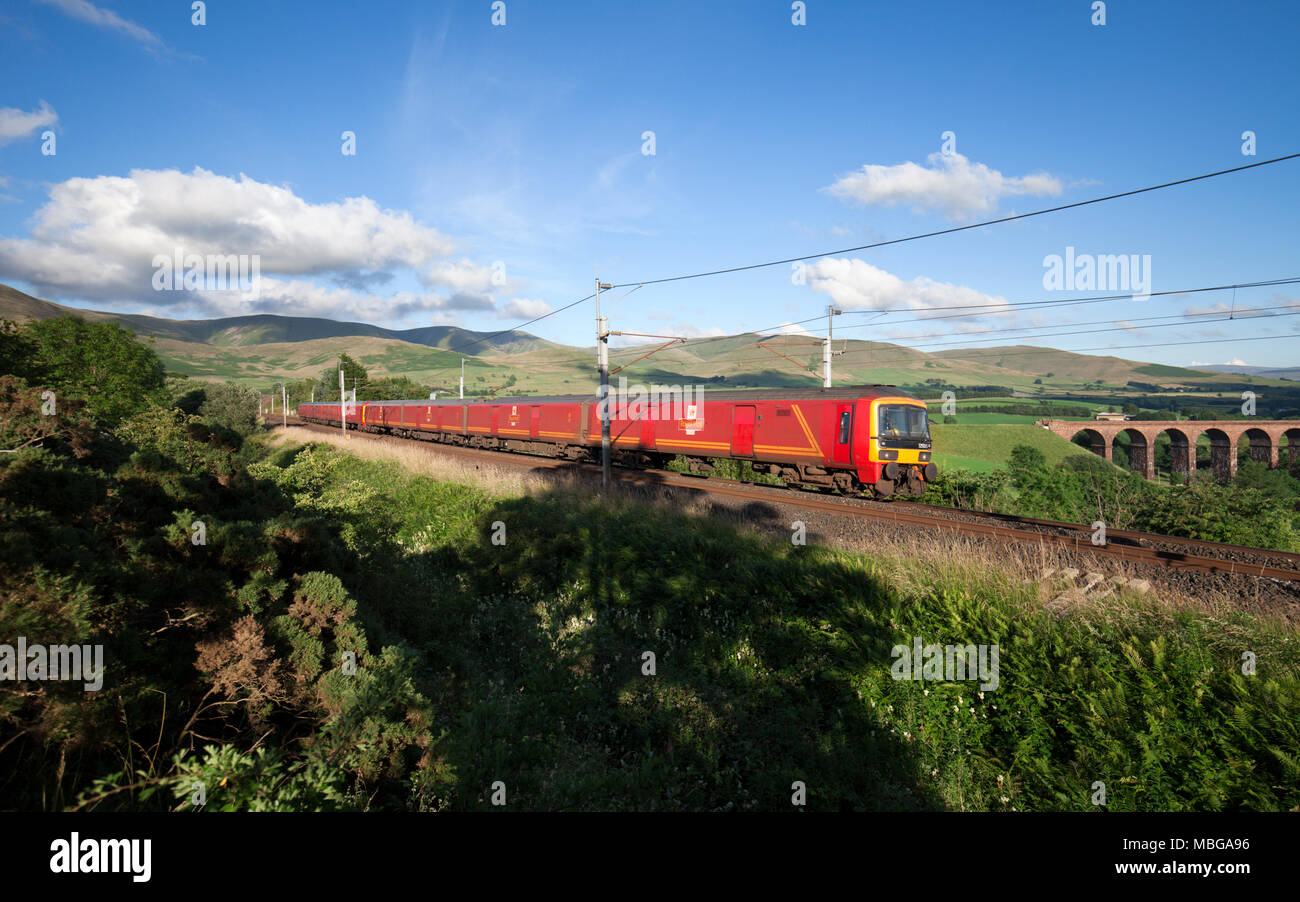 Royal Mail Klasse 325 e-mail Zug, betrieben von DB Cargo übergeben Beckfoot, südlich von tabay auf der West Coast Mainline Stockfoto