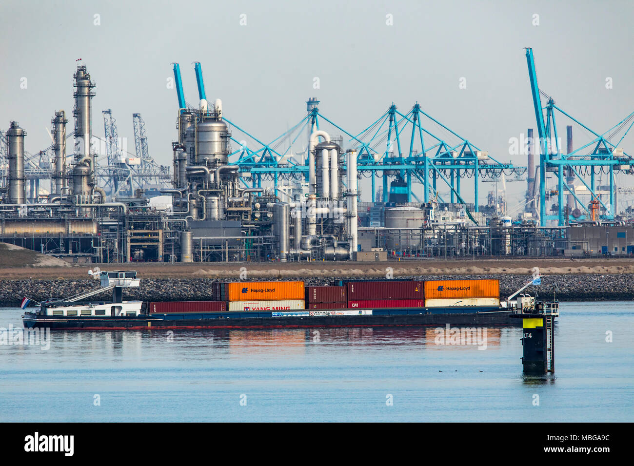 Der Hafen von Rotterdam, Niederlande, Maasvlakte 2 Deep Sea Port, auf einer künstlich angelegten Land weg die ursprüngliche Küste, BP-Raffinerie in Rotterdam B. Stockfoto