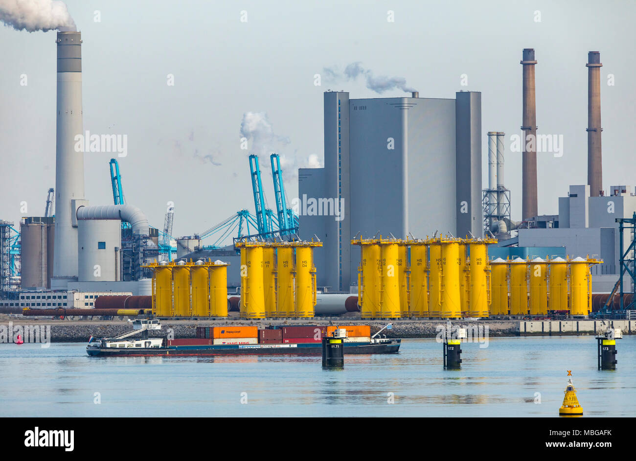 Der Hafen von Rotterdam, Niederlande, Deep-sea port Maasvlakte 2, auf einer künstlich geschaffenen Land Bereich vor der ursprünglichen Küste, die Uniper pow Stockfoto