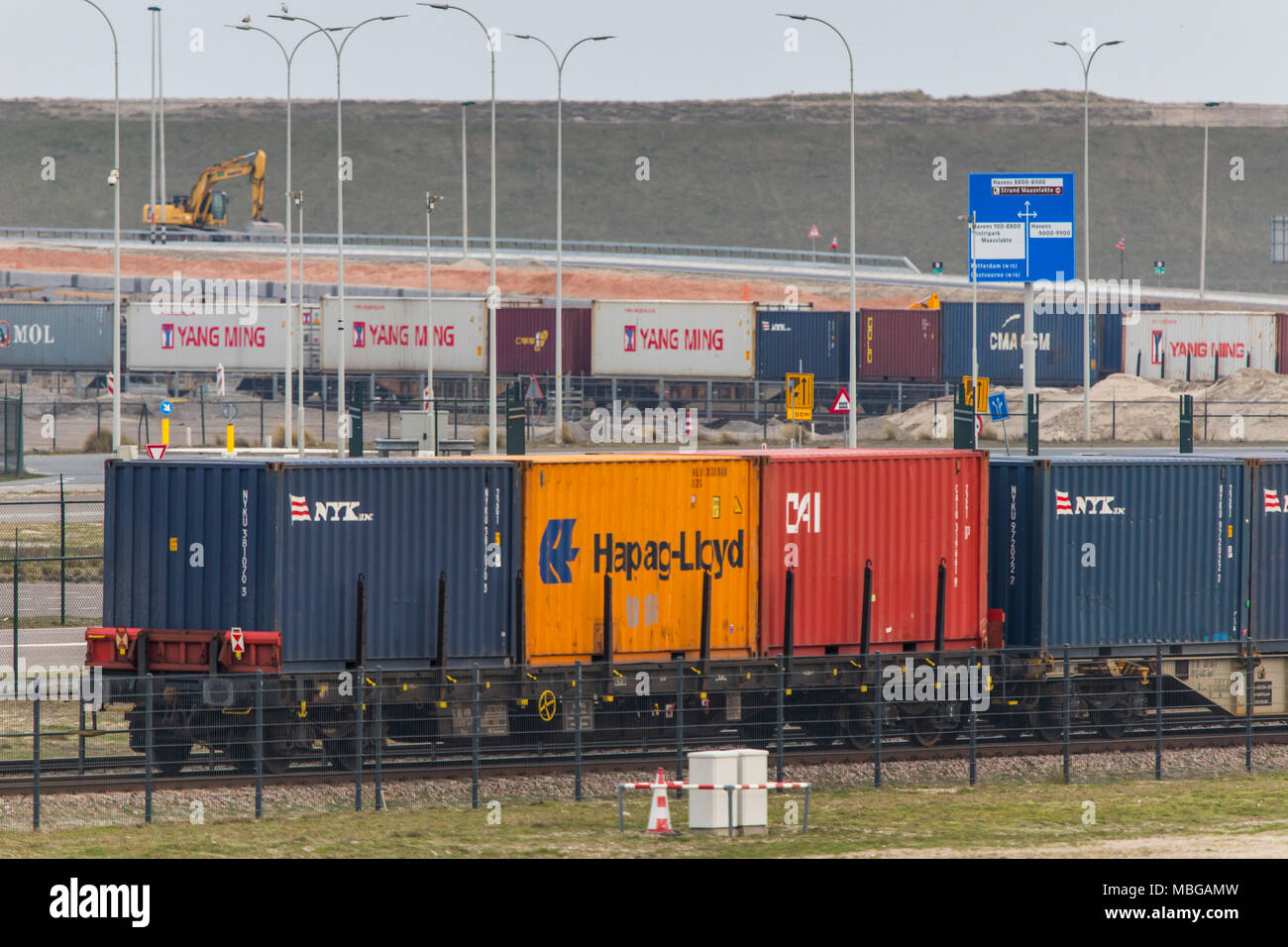 Der Hafen von Rotterdam, Niederlande, Deep Sea Port Maasvlakte 2, auf einer künstlich geschaffenen Land Bereich vor der Küste, Güterzug Tran Stockfoto