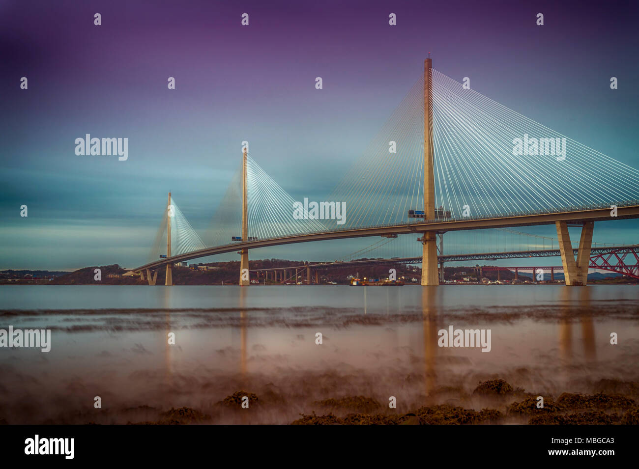 Die queensferry Kreuzung vom Ufer des Flusses Forth, mehr oder weniger an der Grenze zwischen Edinburgh und West Lothian. Im August2 geöffnet Stockfoto