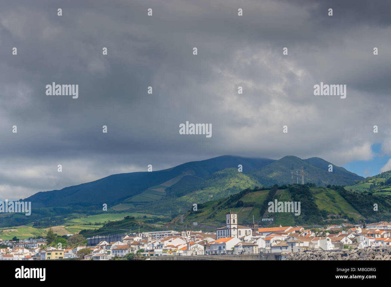 Blick vom Meer auf Vila Franca do Campo - Die Insel Sao Miguel in der portugiesischen autonomen Region der Azoren. Stockfoto
